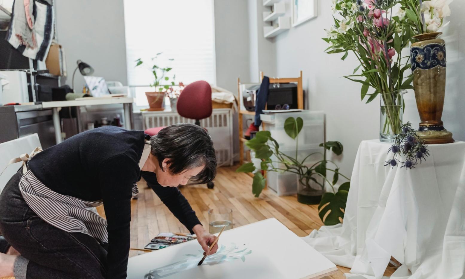 Concept Art Arbeitsplatz mit digitalen Zeichnungen und Skizzen